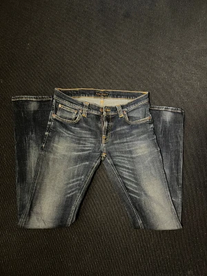 Mörkblå slim jeans från Nudie - Snygga mörkblå slim nudie jeans i nytt skick. Storlek W:31 L:32. 