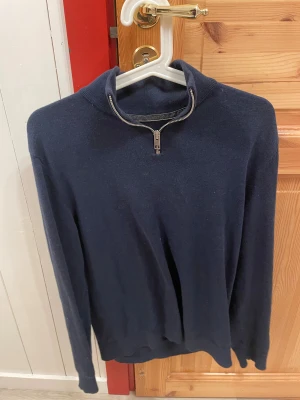 Halfzip Jack and Jones  - Den är i fint skick. Inga skador eller så. Passar väldigt bra o sitter inte för löst eller liknade.