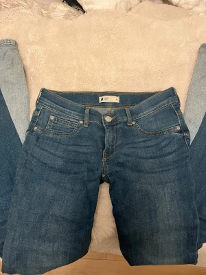 Blå bootcut jeans  - Snygga blå jeans från Gina Tricot med klassisk femficksdesign och låg midja. De var från början mid-rise skinny i modellen men jag har sytt om dem så dem blev low-waist och bootcut istället med två ljusa trianglar på insidan av byxorna längst ner💗På jeansen står det M men jag som oftast bär S (34 eller 36) i jeans passar dem perfekt på ! Materialet är stretchigt och mjukt men fortfarande jeans. 