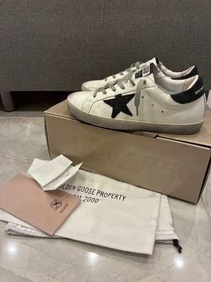 Golden goose sneakers  - Då var det dags att sälja lillasyrams skor! Dom köptes i usa för ett par år sedan, dom är däremot sparsamt använda och är i otroligt fint skick. Skorna kommer med kvitto, äktenhets certifikat, box och dustbag. Har ni frågor eller funderingar så är det bara att höra av sig