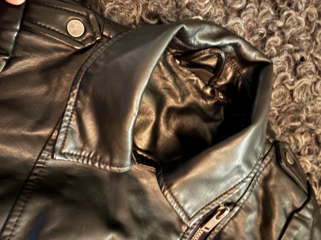 Svart ”skinnjacka” med broderade blommor