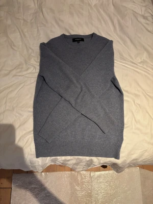 Ljusblå kashmir tröja från lawrence grey - Riktigt snygg ljusblå kashmir tröja från lawrence grey perfekt skick i storlek S bara att skriva vid intresse eller funderingar