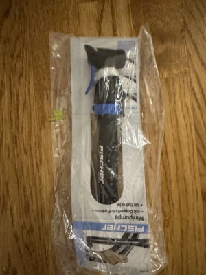 Fischer minipump svart/blå - Säljer en kompakt minipump från Fischer i svart och blå plast. Perfekt att ha med sig i väskan eller ryggsäcken när du cyklar. Pumpen har ergonomiskt handtag och passar både bil- och cykelventil. Enkel att använda och smidig att ta med.