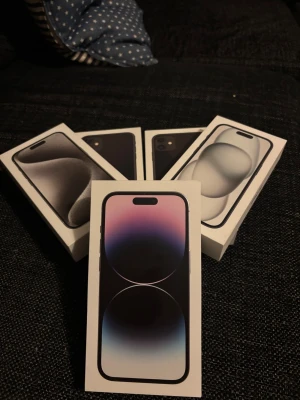 Apple iPhone 15, iPhone 15 Pro, iPhone 14 Pro, iPhone 11 - Säljer dessa paket som är tomma. IPhone 11= 80kr IPhone 14 Pro= 140kr Iphone 15 = 180kr Iphone 15 pro= 200kr 