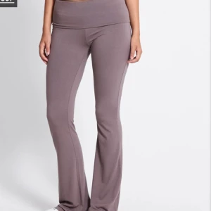 Ljusbruna bootcut yogapants - Supersköna ljusbruna mjukisbyxor med bootcut passform och hög midja. Byxorna är tillverkade i mjukt och stretchigt material som sitter bekvämt och följer kroppen. Perfekta för en chill och avslappnad stil.