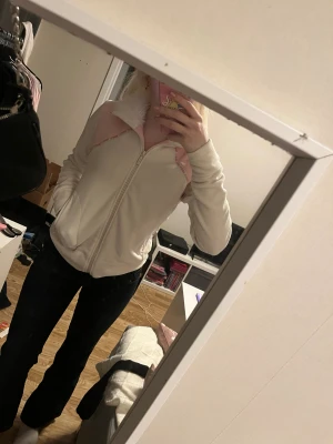 Zip up - Super skön och mjukt material två små fläckar på ryggen se sista bild annars i bra skick.skriv om du undrsr något😊
