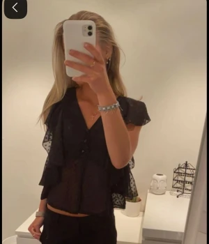 Svart prickig blus med volanger Bik Bok - Säljer en svart blus från Bik Bok i storlek S. Har sytt ihop den längst mer då den var delad först❤️så att det blev mer som en tröja❤️