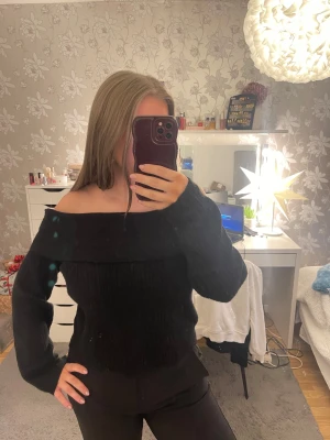 Off-shoulder stickad tröja  - Off-shoulder stickad tröja 