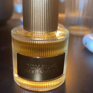 Tom Ford Bois Pacifique 50ml - Tom Ford Bois Pacifique Eau de Parfum, 49/50ml kvar. Säljer den då den tyvärr inte kommer till användning 
