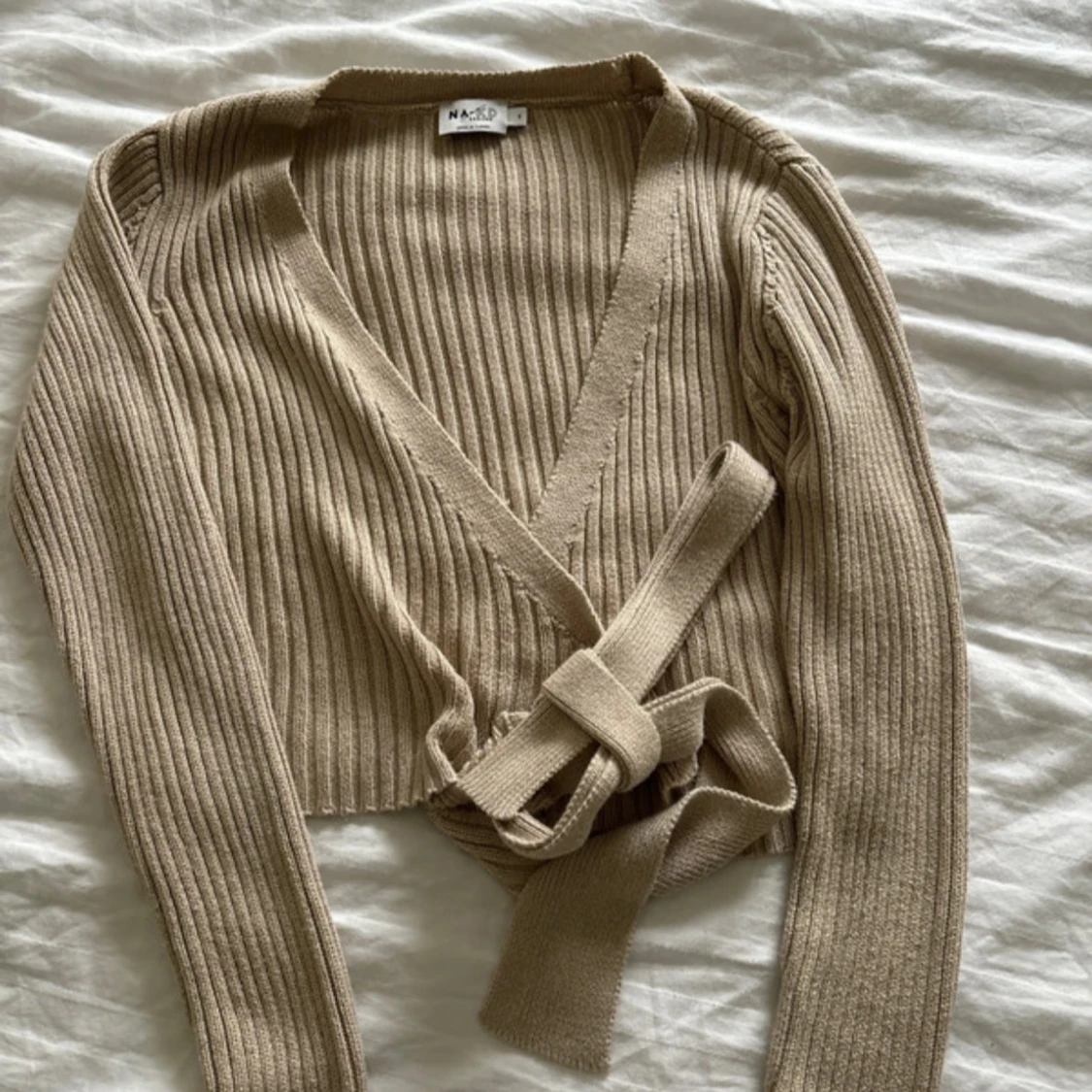 Beige ribbad omlotttröja från NA-KD