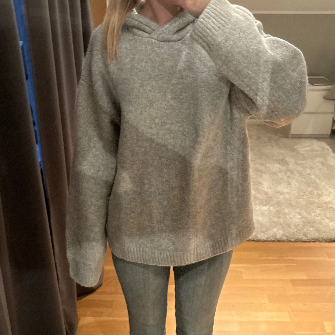 Grå stickad hoodie med huva