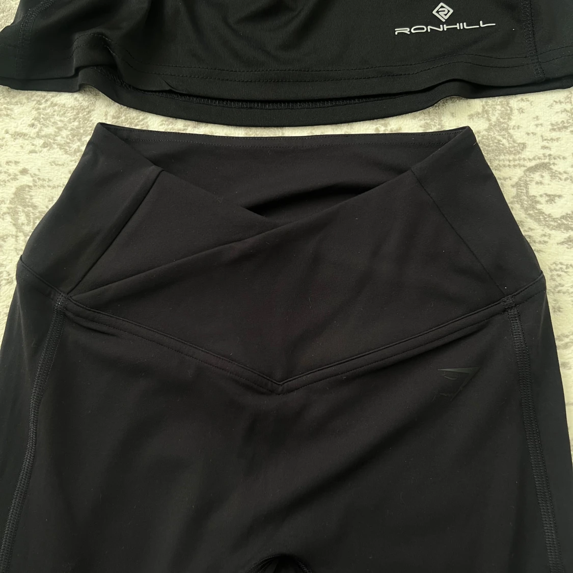 Träningsset - Svarta leggings från Gymshark och träningströja från Ronhill - 3