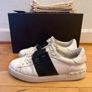 Valentino open sneakers  - Säljer nu dessa fina valentino skor | Fint skick | Storlek 40 |