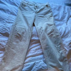 Off white twillbyxor från Woodbird - Snygga off white twillbyxor från Woodbird i modellen Leroy Twill Pants. Byxorna har rak passform, klassisk femficksdesign och är tillverkade i bomullstwill. Perfekta för en clean och stilren look.