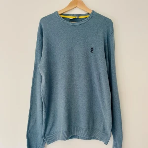 Blå stickad tröja från WESC - Snygg blå stickad tröja från WESC med broderad logga på bröstet. Användt skick.