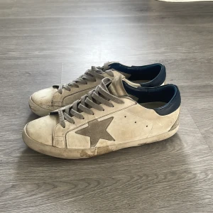 Golden Goose Superstar sneakers vita och blå - Golden Goose Superstar sneakers sulorna är limmade. Obs fläckar