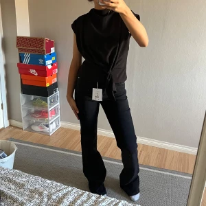 Svarta flared jeans från BikBok - Supersnygga flared jeans från BikBok i storlek W25 L32, dem passar perfekt i midjan för mig som vanligtvis har S men är lite för långa (jag är 160), nypris 599kr. Helt nya med prislappen på! Rensar garderoben, kolla in mina andra kläder så får ni rabatt ju fler plagg ni köper!😍