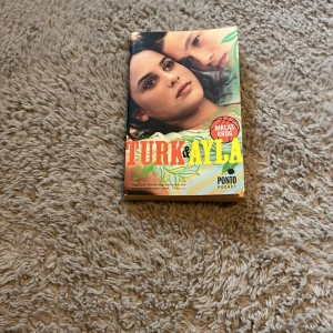 Turk & Ayla - En ungdomsbok där basket, skola, vardag och kärlek möts. Följ Turk och Ayla, två olika världar som förenas av passionen för basket och utmaningar i livet. Perfekt för dig som gillar sport, vänskap och starka känslor.