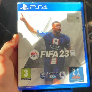 FIFA 23 PS4 - FIFA 23 till PlayStation 4 i mycket fint skick. Komplett med originalfodral och skiva utan synliga repor. Upplev den senaste fotbollen med uppdaterade lag, ligor och förbättrad grafik. Perfekt för fotbollsfans och samlare.