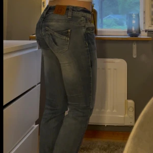 Vintage super low waist jeans  - Jättesnygga vintage jeans. Byxorna har normal passform och raka ben. Storlek 26, jag är 168cm lång💕
