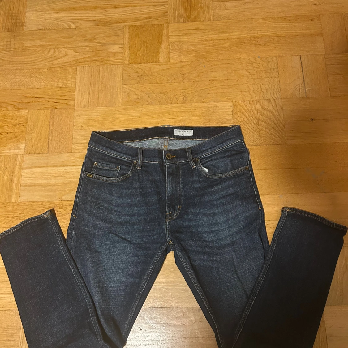 Mörkblå jeans från Tiger of Sweden