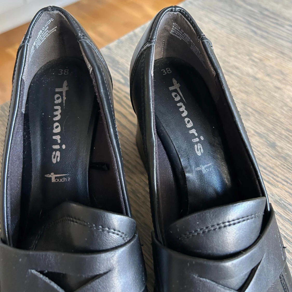 Svarta loafers med klack från Tamaris - 2