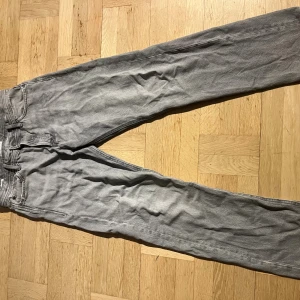 Jack & Jones jeans  - Grå jack & Jones jeans storlek 31/32 relaxed