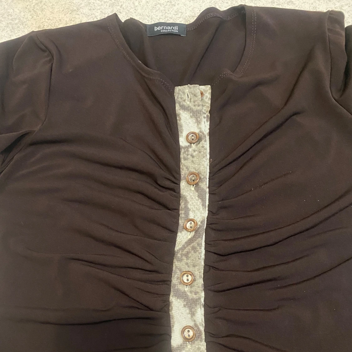 Brun topp med knappar från Bernardi - 2