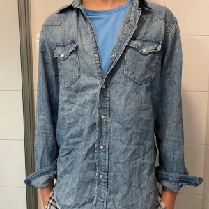 Ralph lauren jeans skjorta  - En skjorta från Ralph lauren med ett nypris ca 3000 kr, köpt i butik. Använd men i bra skick. Inga defekter. Storlek L, passar m herr. Bara att skriva ifall ni har frågor eller undrar något. Mvh. 