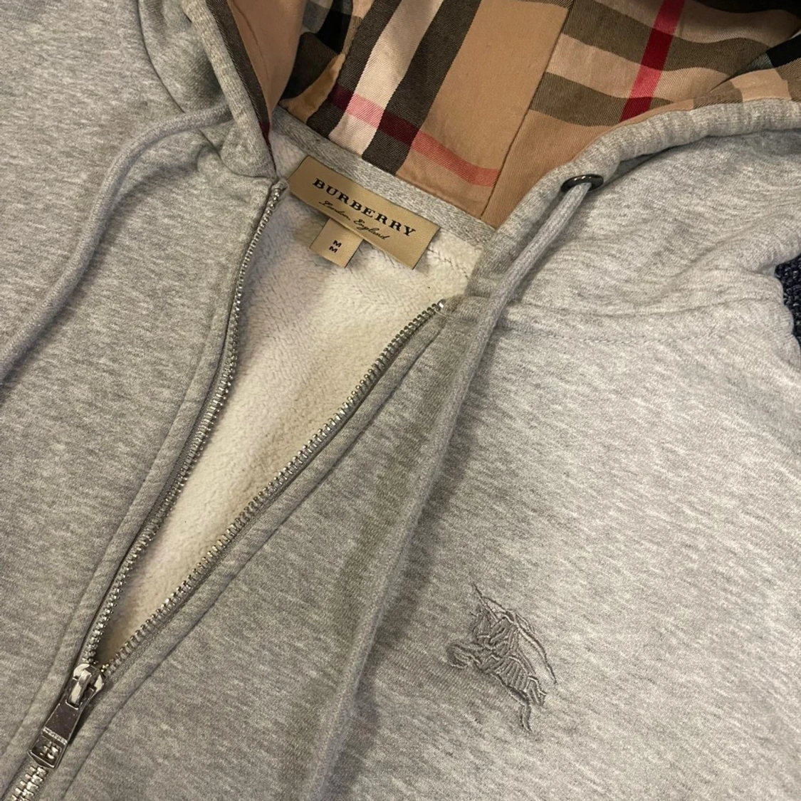 Grå hoodie från Burberry med dragkedja - 3