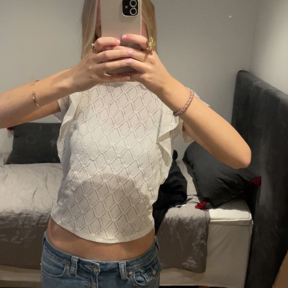 Vit blus med volangärmar och mönster