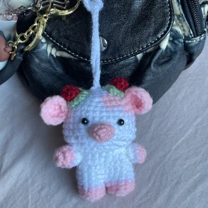 Virkad bag charm - Virkad strawberry cow bag charm💕