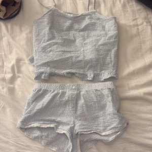 Gina Young pyjamas!! - Supersöt pyjamas från Gina Young!! Storlek 146/152 så typ xxs men passar mig som brukar ha xs! 🥰 