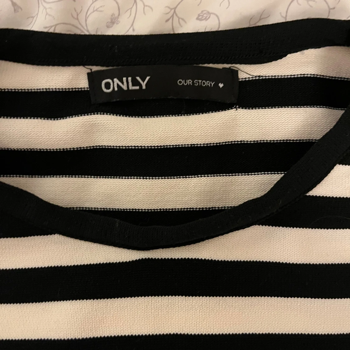 Randig svartvit tröja från ONLY - 1