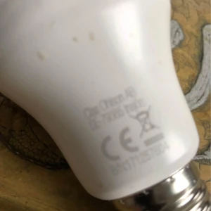 Polux Oprawa Sufitowa + Clas Ohlson LED-lampa - Glödlampa sensativa senast för ljus från Polux (oprawa sufitowa - stål) och LED-lampa från Clas Ohlson. Lampan har E27-sockel och är CE-märkt. Båda produkter i gott skick, Perfekt för modern belysning i hemmet. Själv Belysning när det är mörkt st pris 60:-