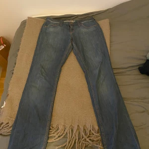 Low waist jeans bootcut - Low waist bootcut jeans från Lee. Skulle säga att stoleken är 36