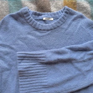 Ljusblå stickad tröja By Malene Birger - Säljer en supermysig stickad tröja från By Malene Birger. Storlek S men är ganska oversized i fitten. Bara använd någon enstaka gång! Nypris ca 2000 kr