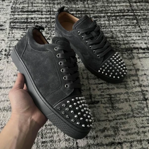 Christian Louboutin Grå - Storlek: EU 42 / UK 8 Skick: nyskick 9,5/10 endast använda 2 gånger Ingår: extra nitar och extra skosnören. Skicka ett dm vid funderingar eller intresse! Kan gå ner vid snabbaffär! (skambud svaras ej) 