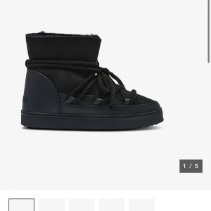 Svarta Inuikii boots med snörning - Säljer ett par svarta Inuikii skor då de inte kommer till användning. Perfekta till vintern, storlek 40 och normala i storlek