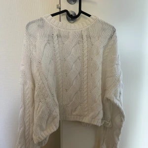 Vit stickad  - Säljer en vit stickad tröja från Bikbok i storlek XS🤍