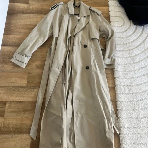 Beige trenchcoat med bälte - från hm i storlek 36, den är lite oversize och är använd fåtal gånger, skriv privat så kan jag skicka fler bilder🤍