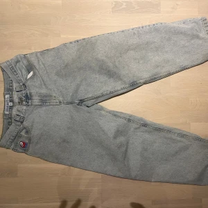 Polar Bigboy ljusblå baggy jeans M - Säljer ett par ljusblå jeans från Bigboy i baggy modell. Jeansen har bred passform, raka ben och klassiska fem fickor. Tillverkade i jeansmaterial med tydliga sömmar och etikett i midjan. Perfekta för en avslappnad och trendig stil.