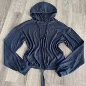 Mörkblå ribbat set Gina - Gina ribbad marinblå hoodie och byxor i strl xs