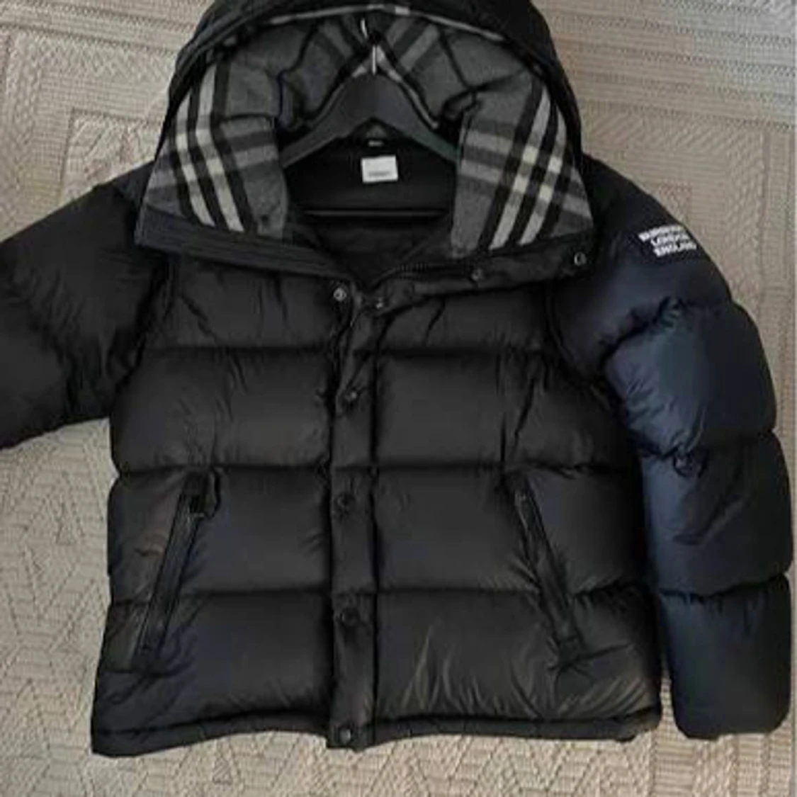 Svart dunjacka från Burberry