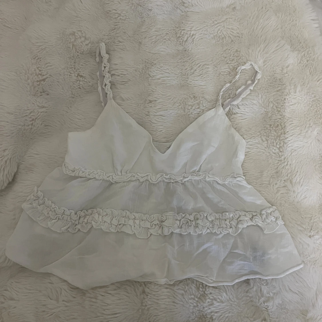 Vit volangig linnetopp med smala axelband