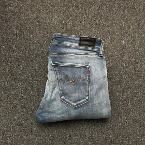Blå replay jeans - Ett par feta jeans som är riktigt fräscha🤗 modellen är 178