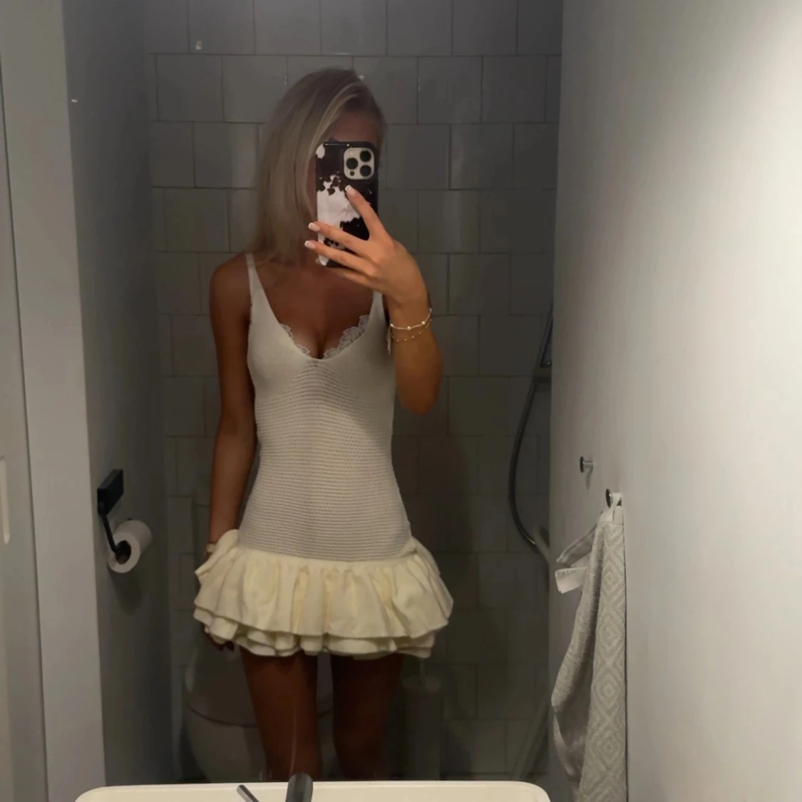 Vit stickad kortklänning med volang - 90