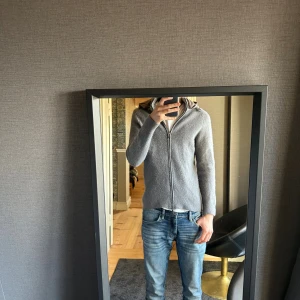 Massimo Dutti cardigan  -  Jag är 187cm!! Säljer en riktigt fet cardigan som är perfekt nu när de blir kallare ute väldigt bra skick inga defekter den är väldigt eftertraktad då den ej säljs längre, nypris 3200