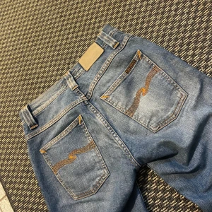 Nudie Grim Tim - Säljer ett par feta jeans från märket nudie moddelen är Grim Tim. W27 L30 originellt L32 men ändrade till L30 i nudie butiken. Pris kan diskuteras vid snabb affär 🏬 🤑inga defekter och vid mer eventuella frågor kontakta gärna oss😄