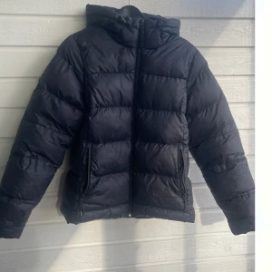 Svart Helly Hansen  - Svart vinterjacka från helly Hansen. Storlek L men passar mig som har M! Dammodell